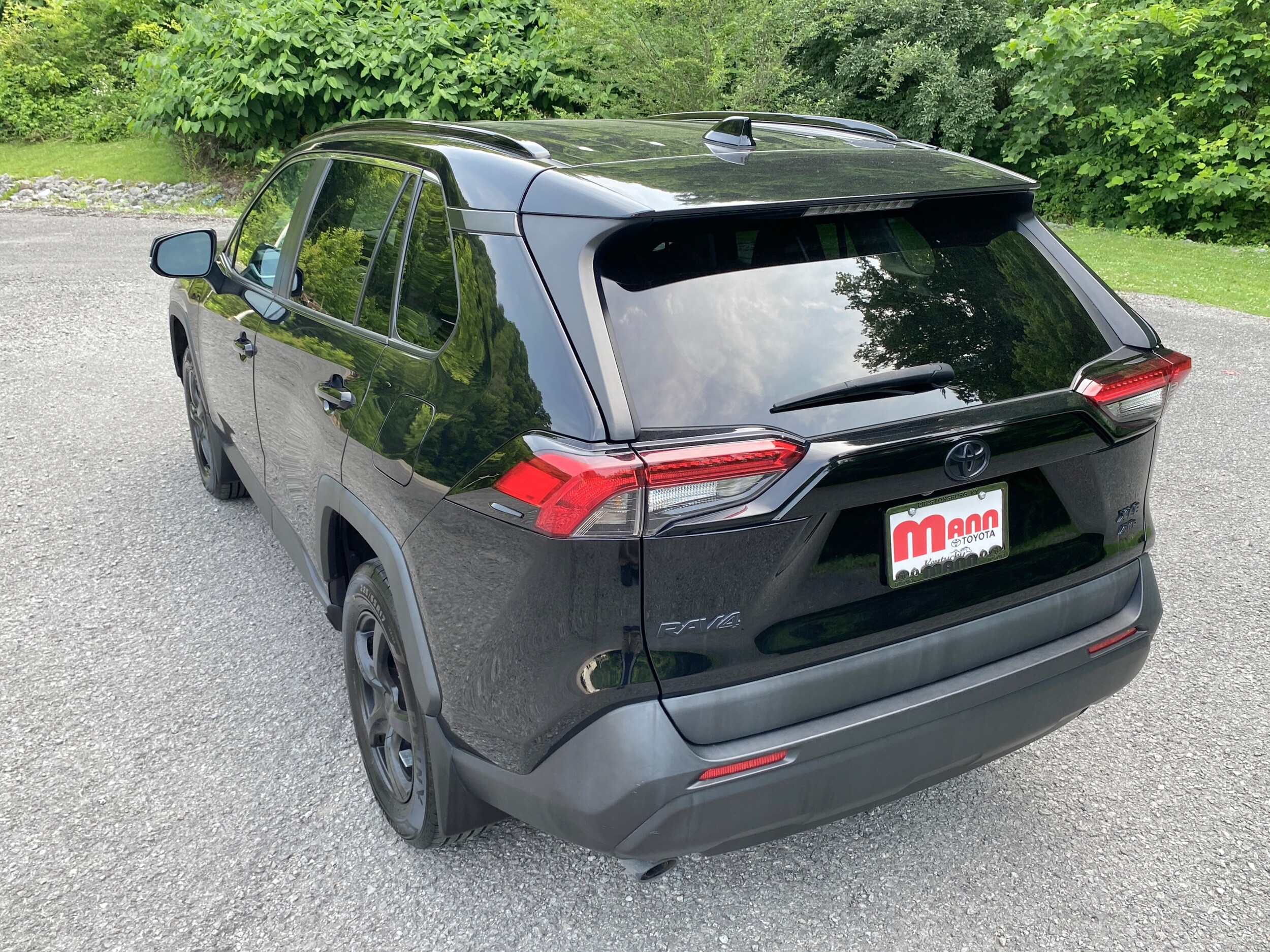 2021 Toyota RAV4 XLE photo 2