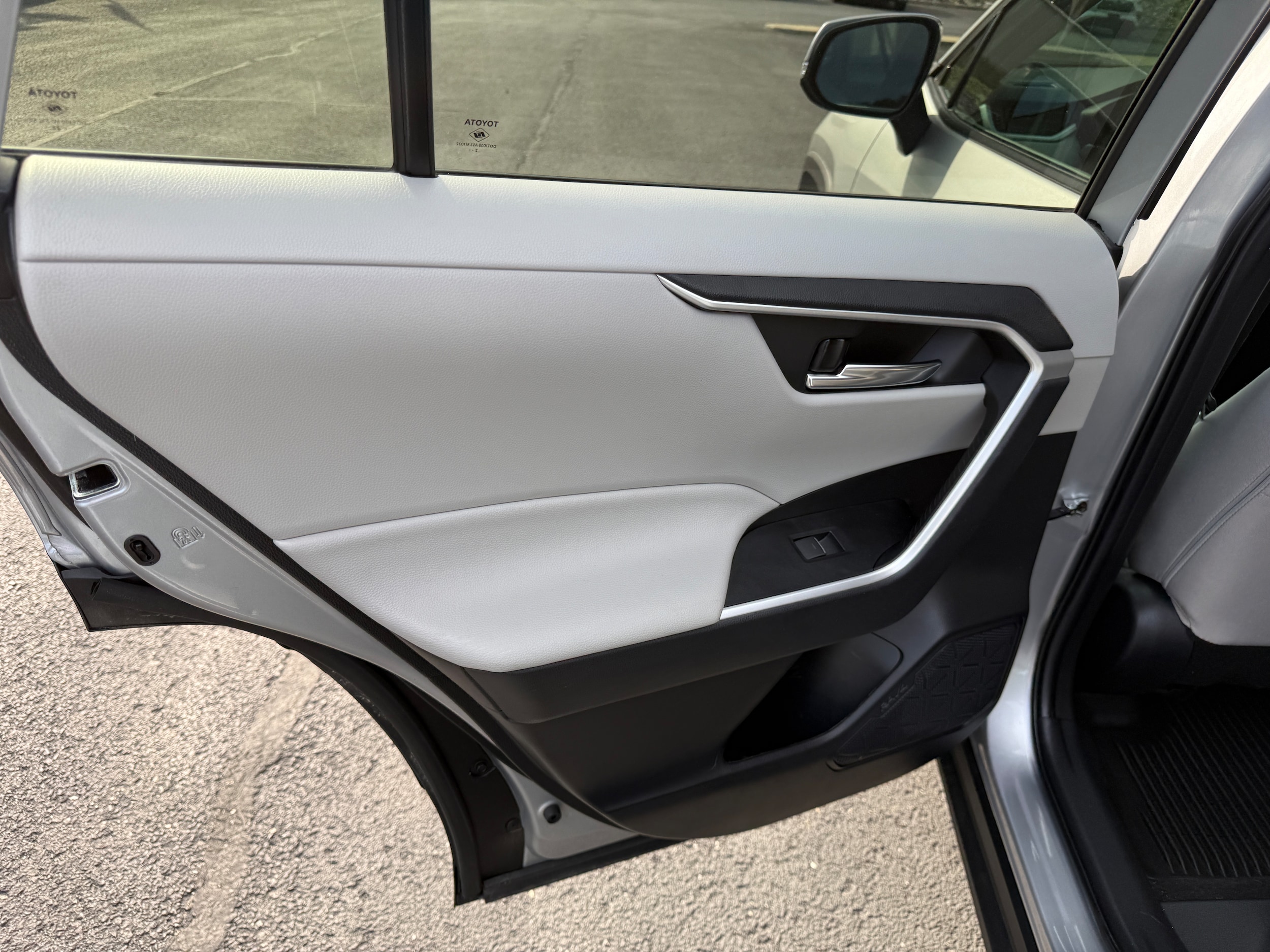 2023 Toyota RAV4 XLE - Photo 10