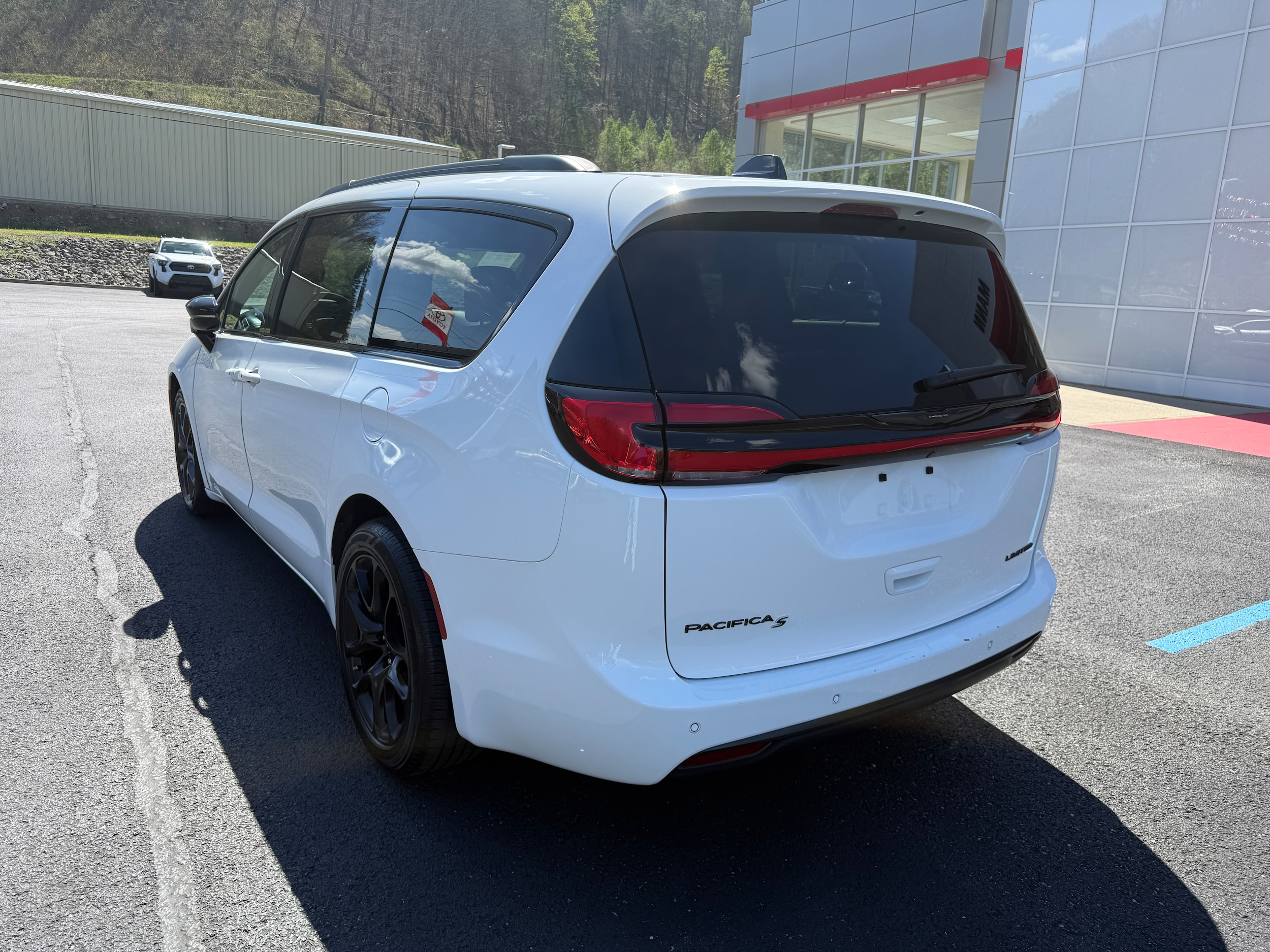 2025 Chrysler Pacifica Limited - Photo 9