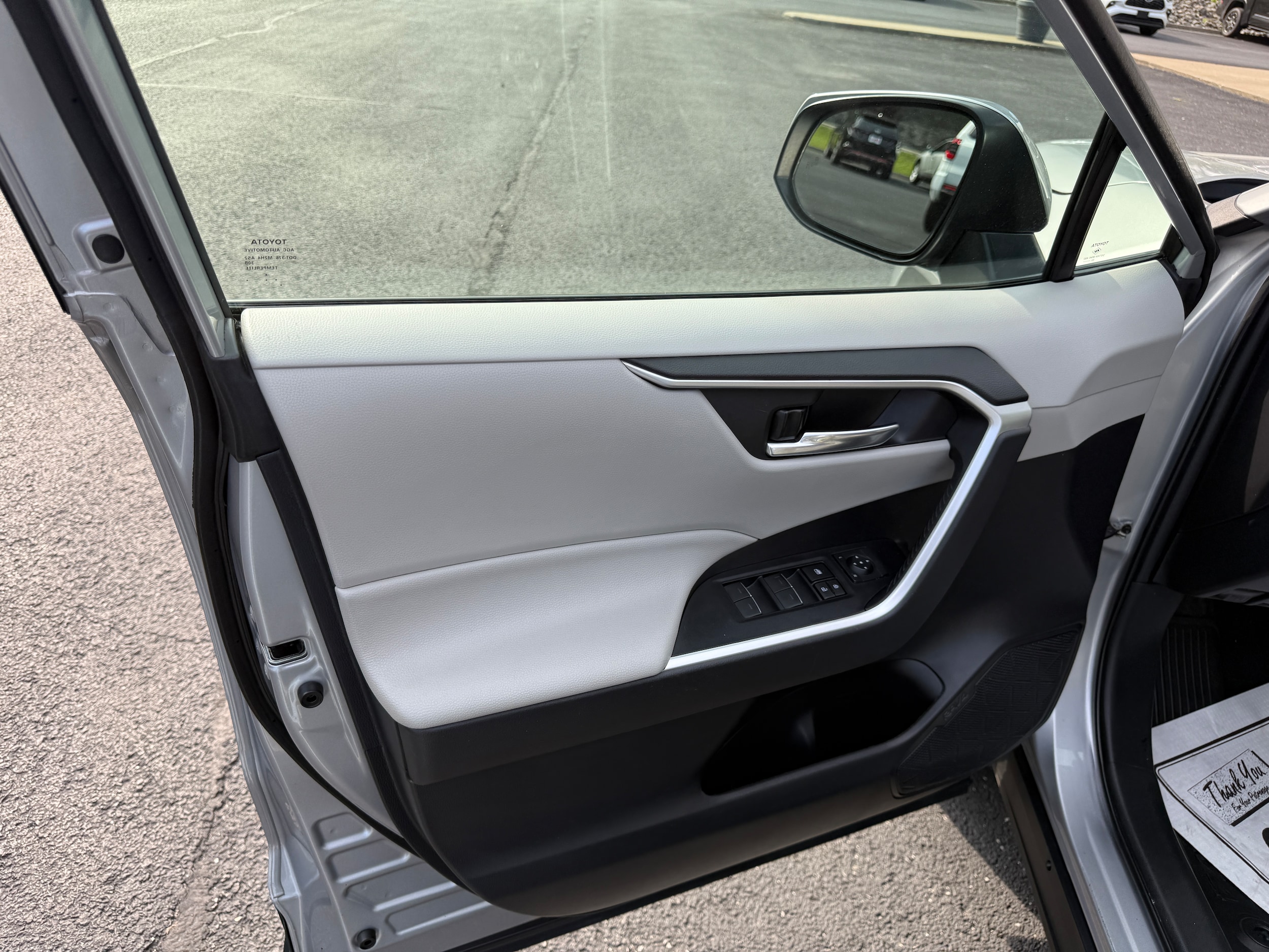 2023 Toyota RAV4 XLE - Photo 13