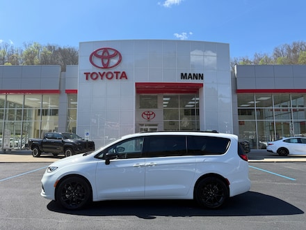 2025 Chrysler Pacifica Limited Van Passenger Van