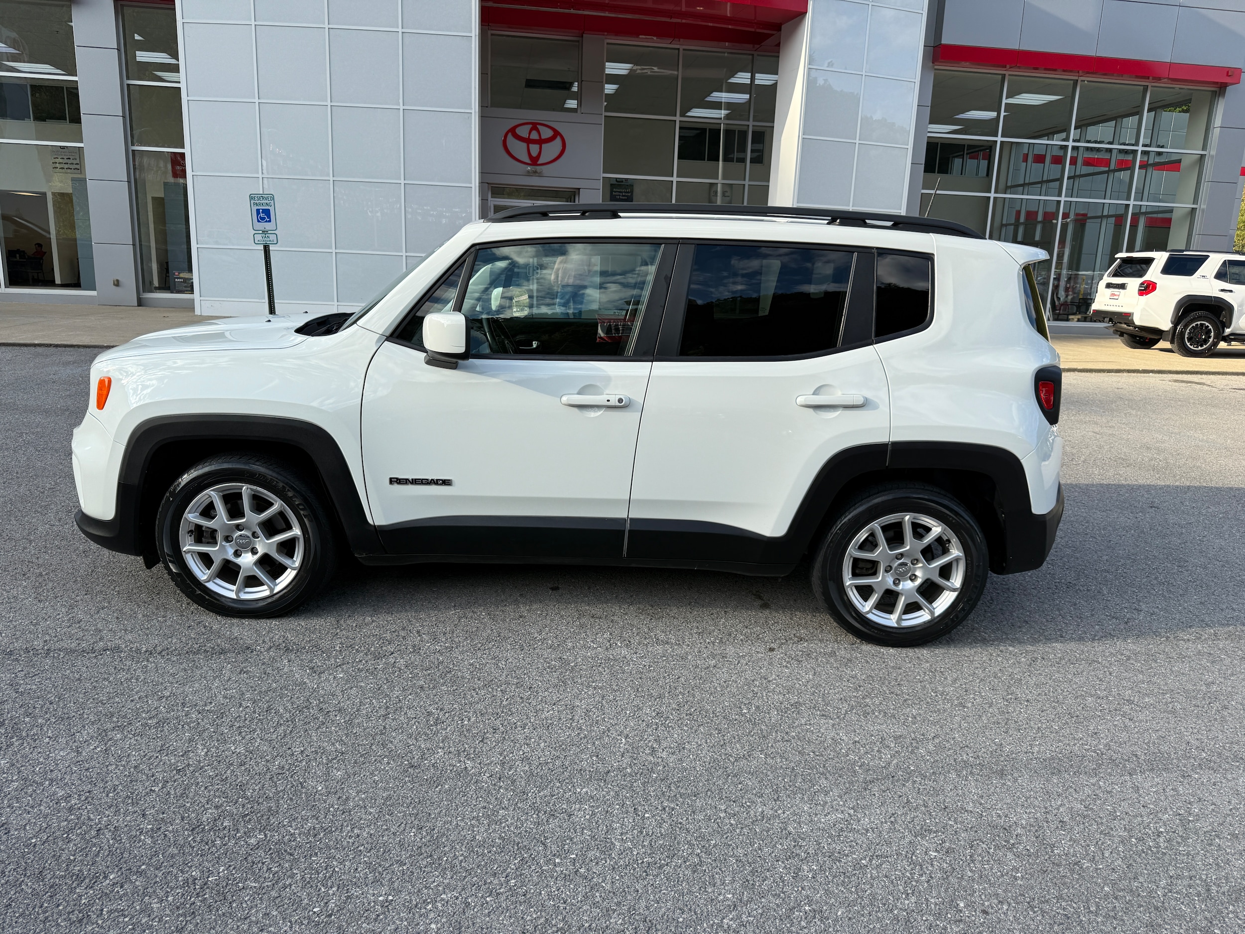 Used 2019 Jeep Renegade Latitude with VIN ZACNJABBXKPK90393 for sale in Prestonsburg, KY