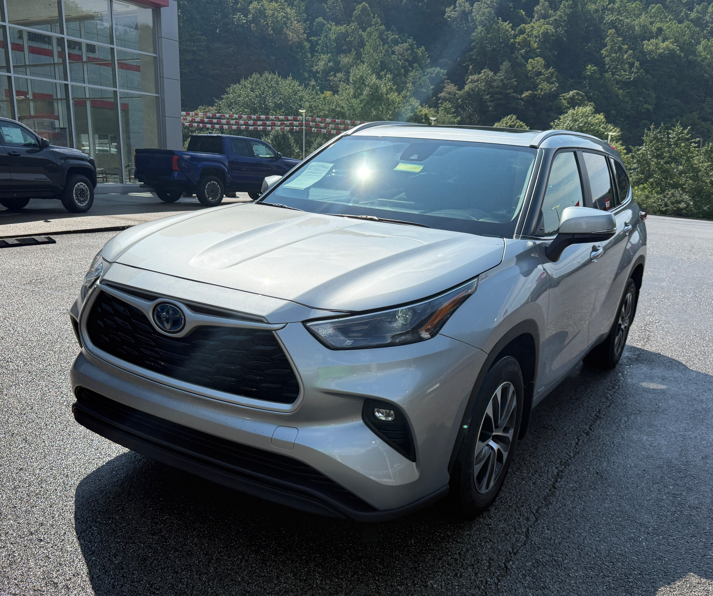 2024 Toyota Highlander Hybrid XLE photo 2