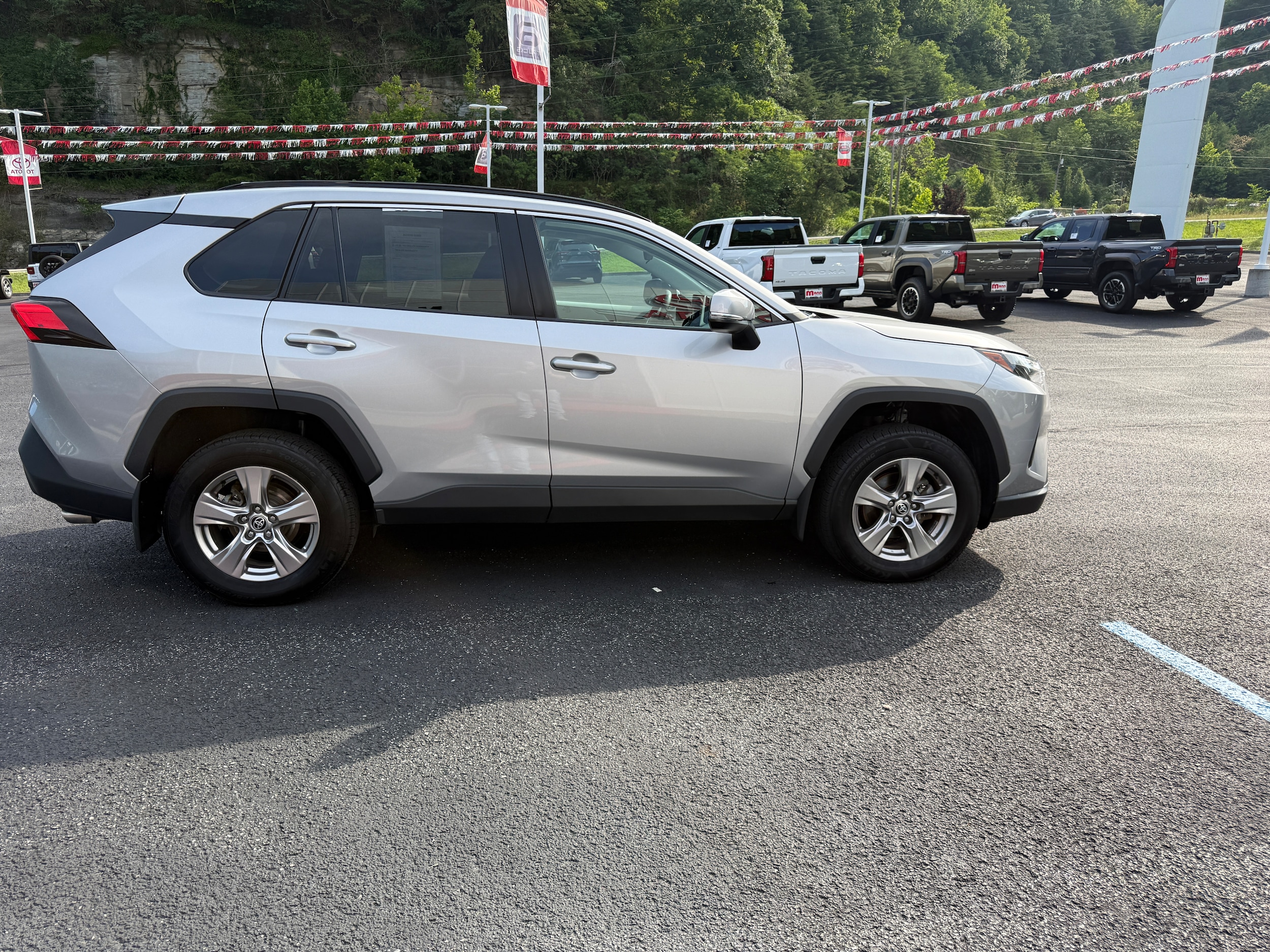 2023 Toyota RAV4 XLE - Photo 6