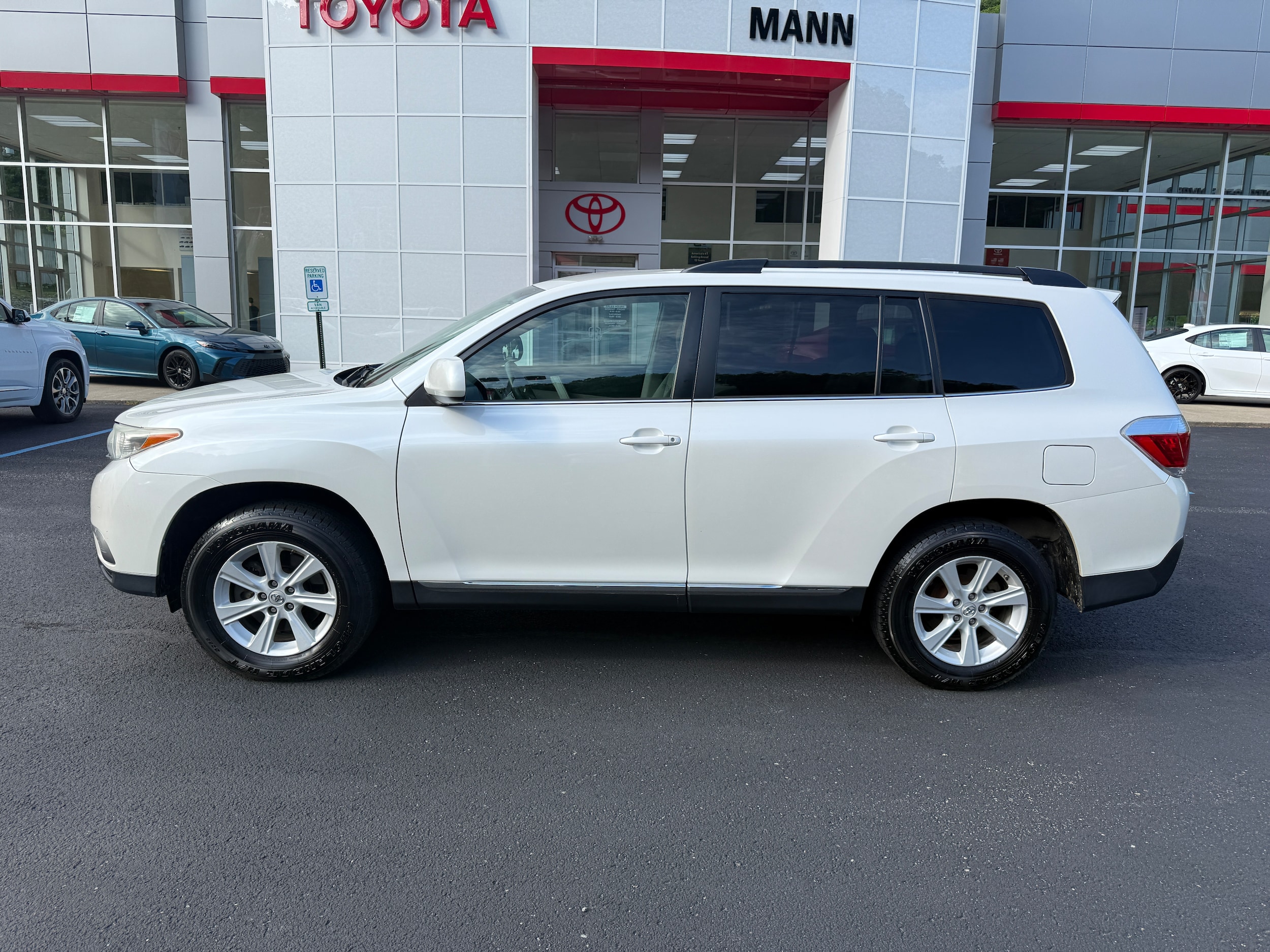 Used 2013 Toyota Highlander  with VIN 5TDZA3EH9DS032940 for sale in Prestonsburg, KY