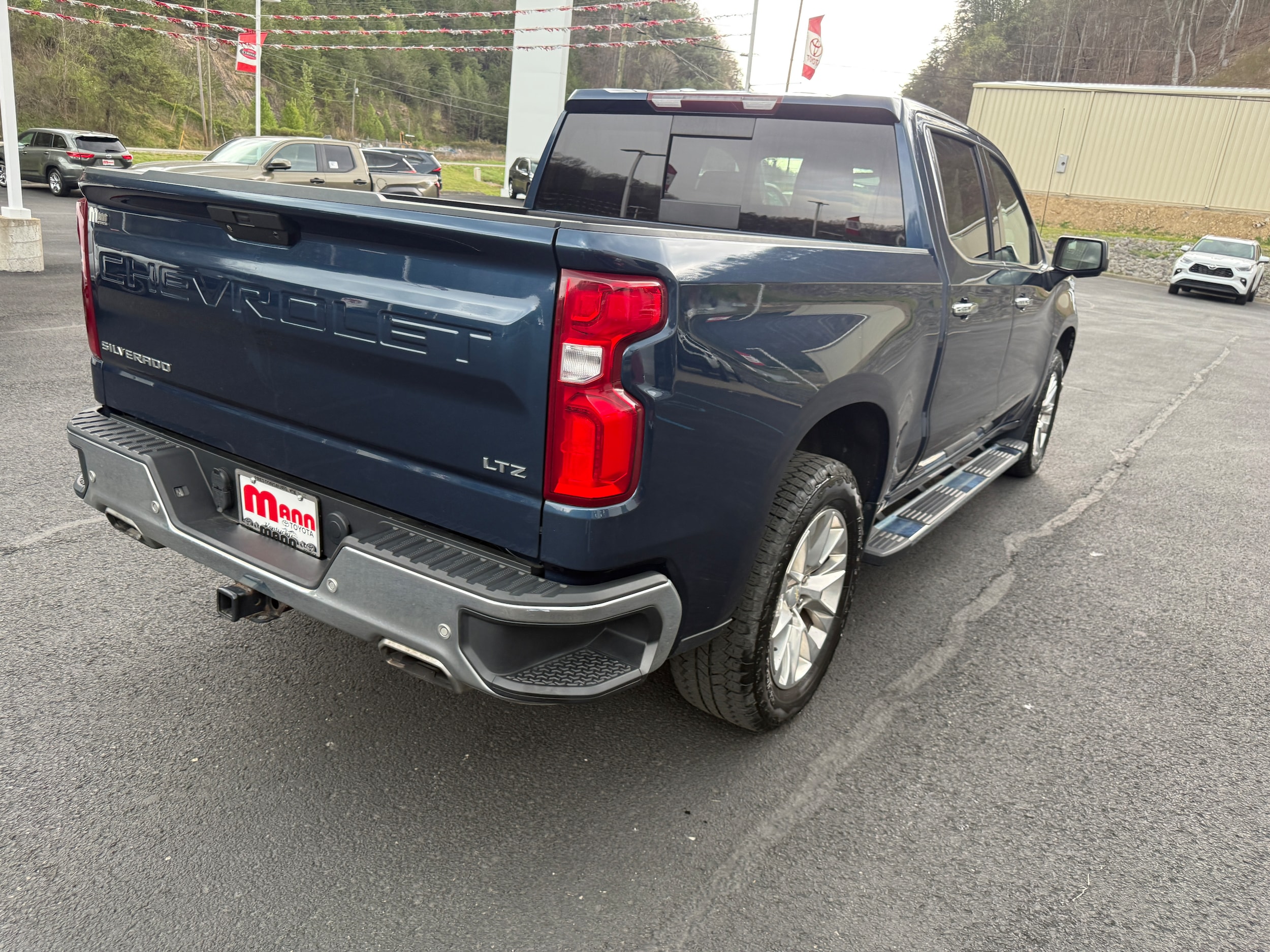 View vehicle photo 7