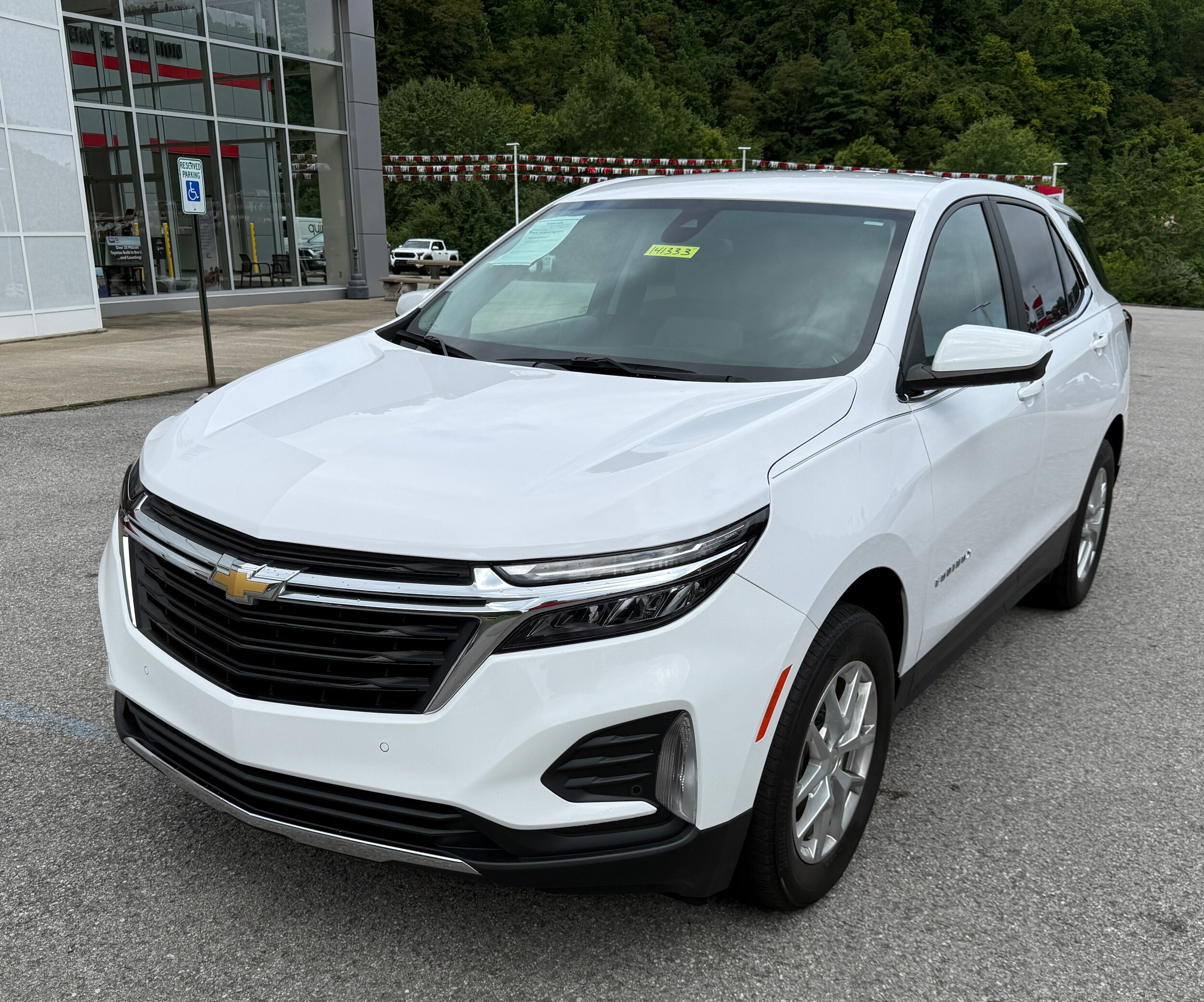 2022 Chevrolet Equinox LT photo 2