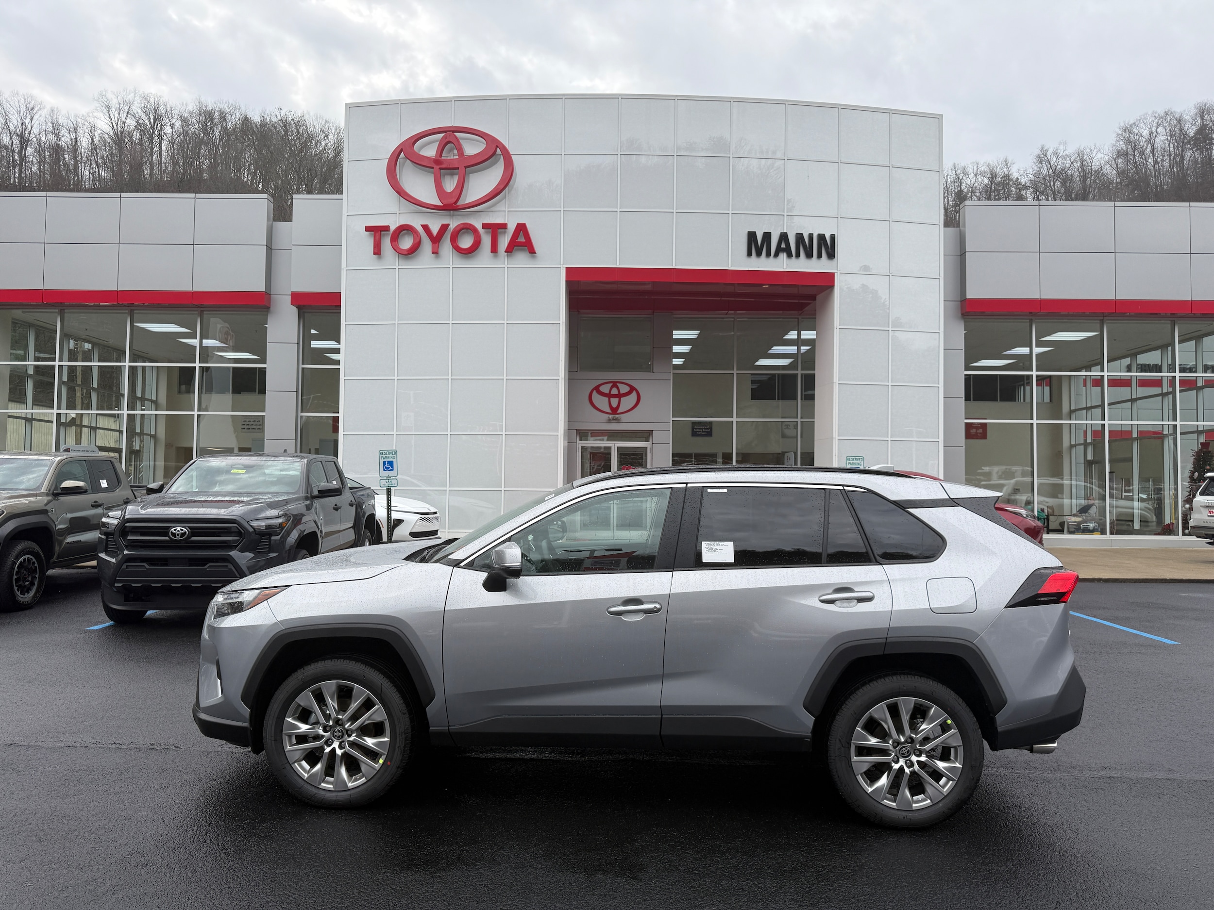 2025 Toyota RAV4 XLE Premium's photo