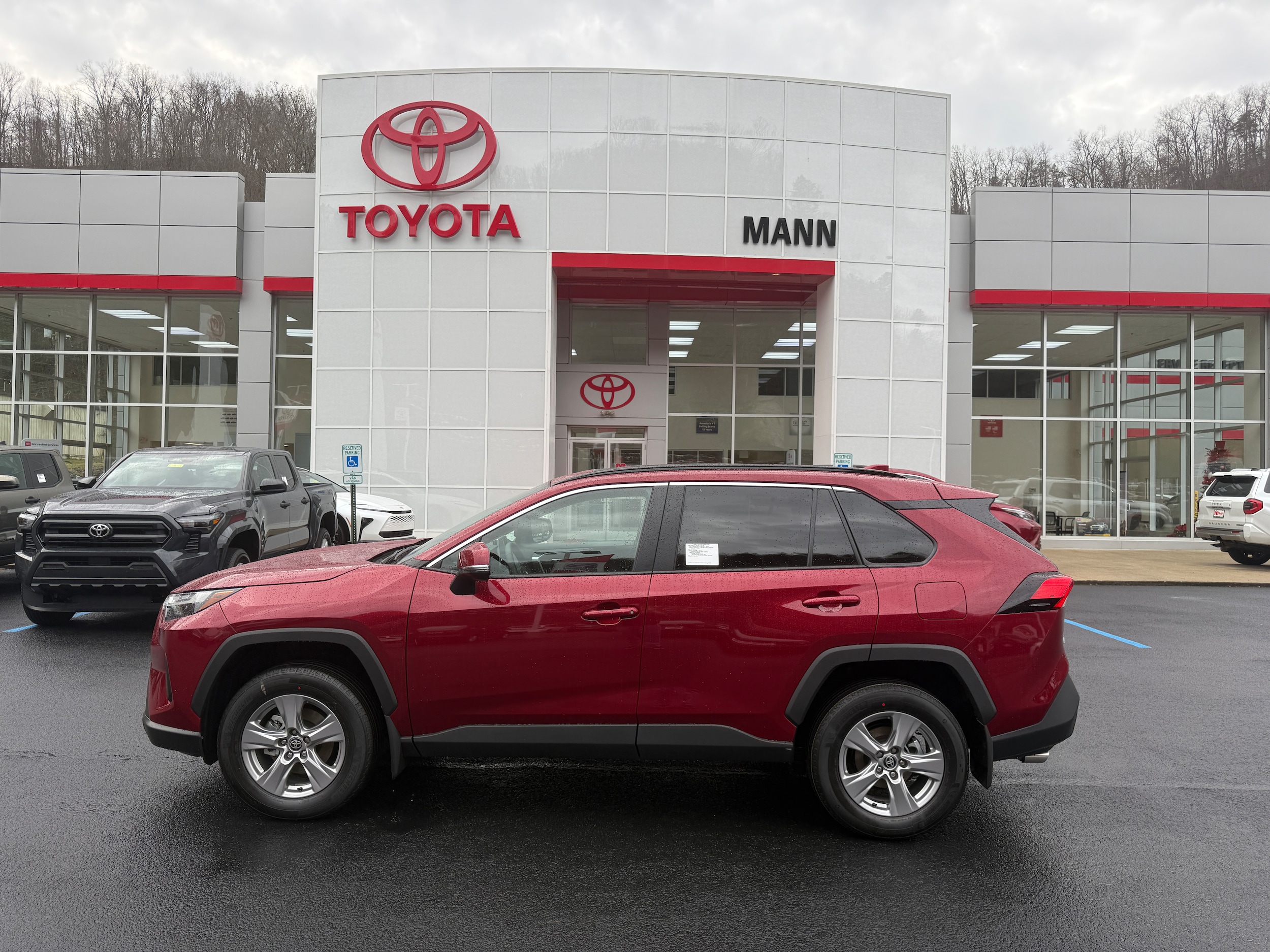 2025 Toyota RAV4 XLE's photo