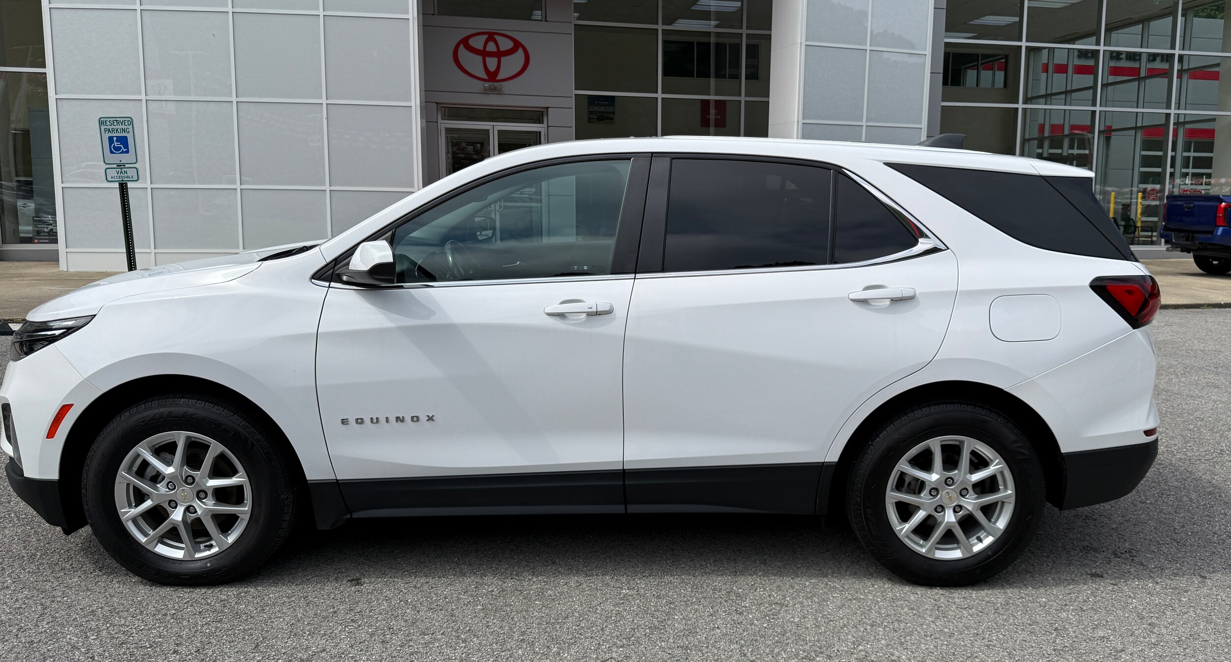 2022 Chevrolet Equinox photo 2