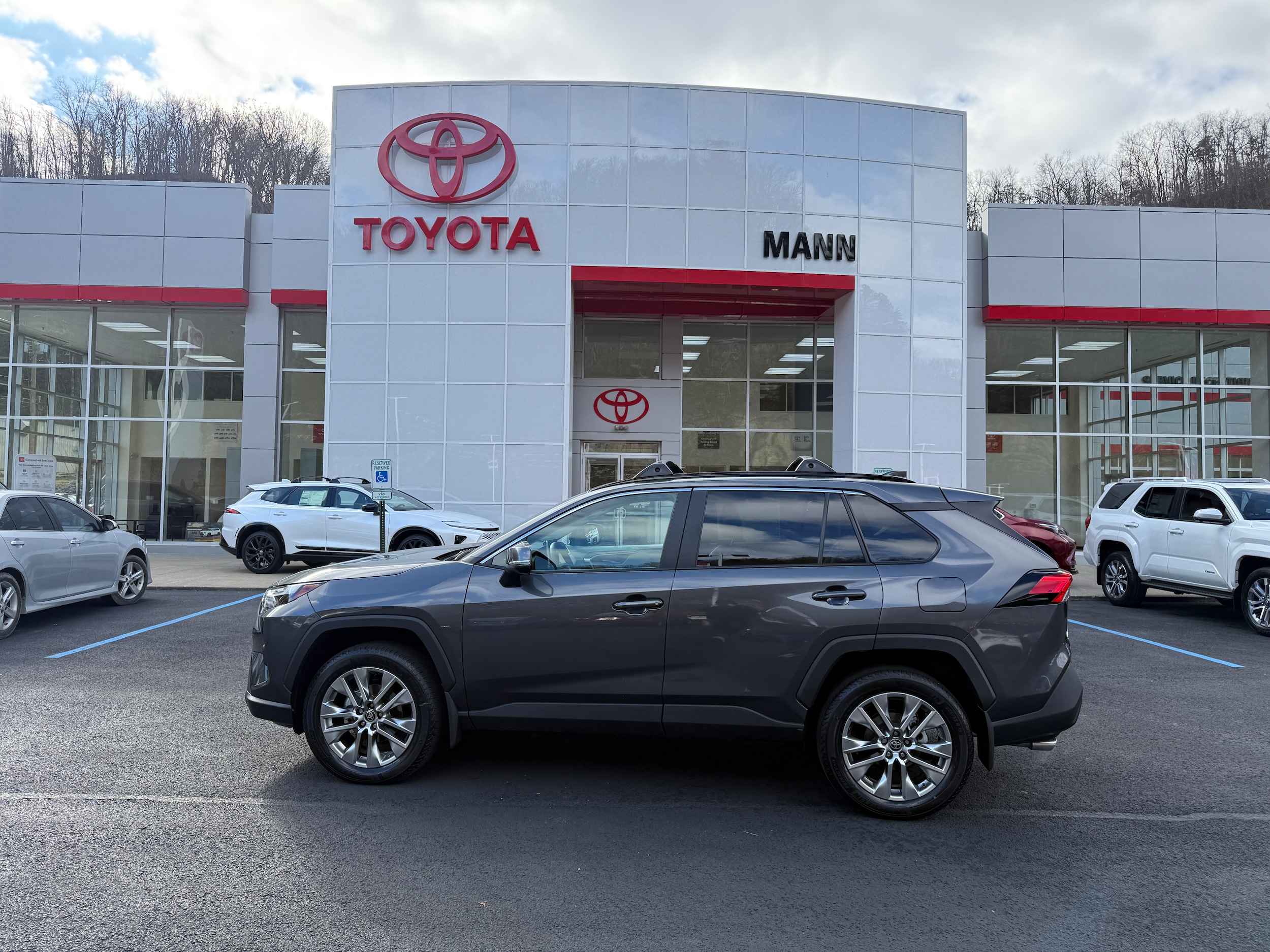 2025 Toyota RAV4 XLE Premium's photo