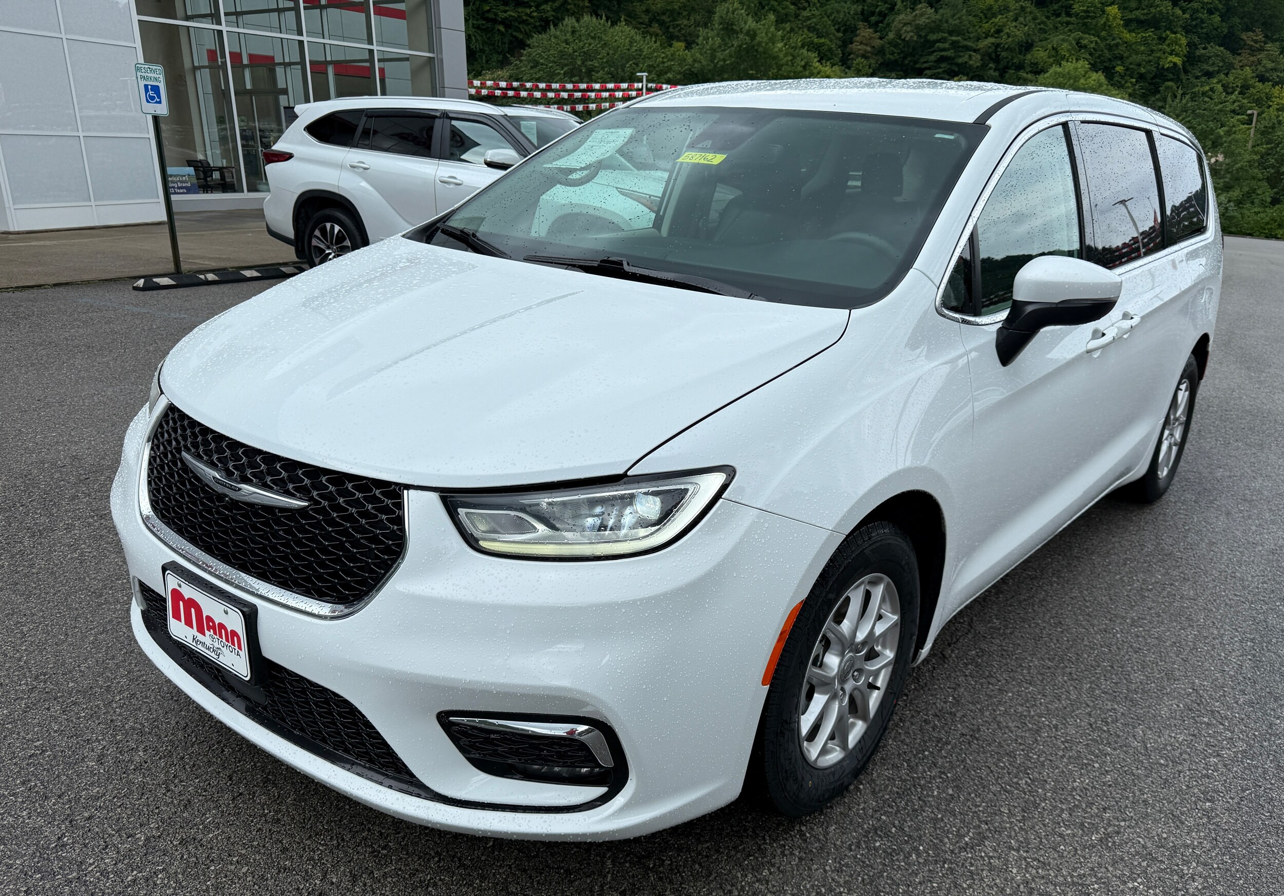 2023 Chrysler Pacifica Touring L photo 3