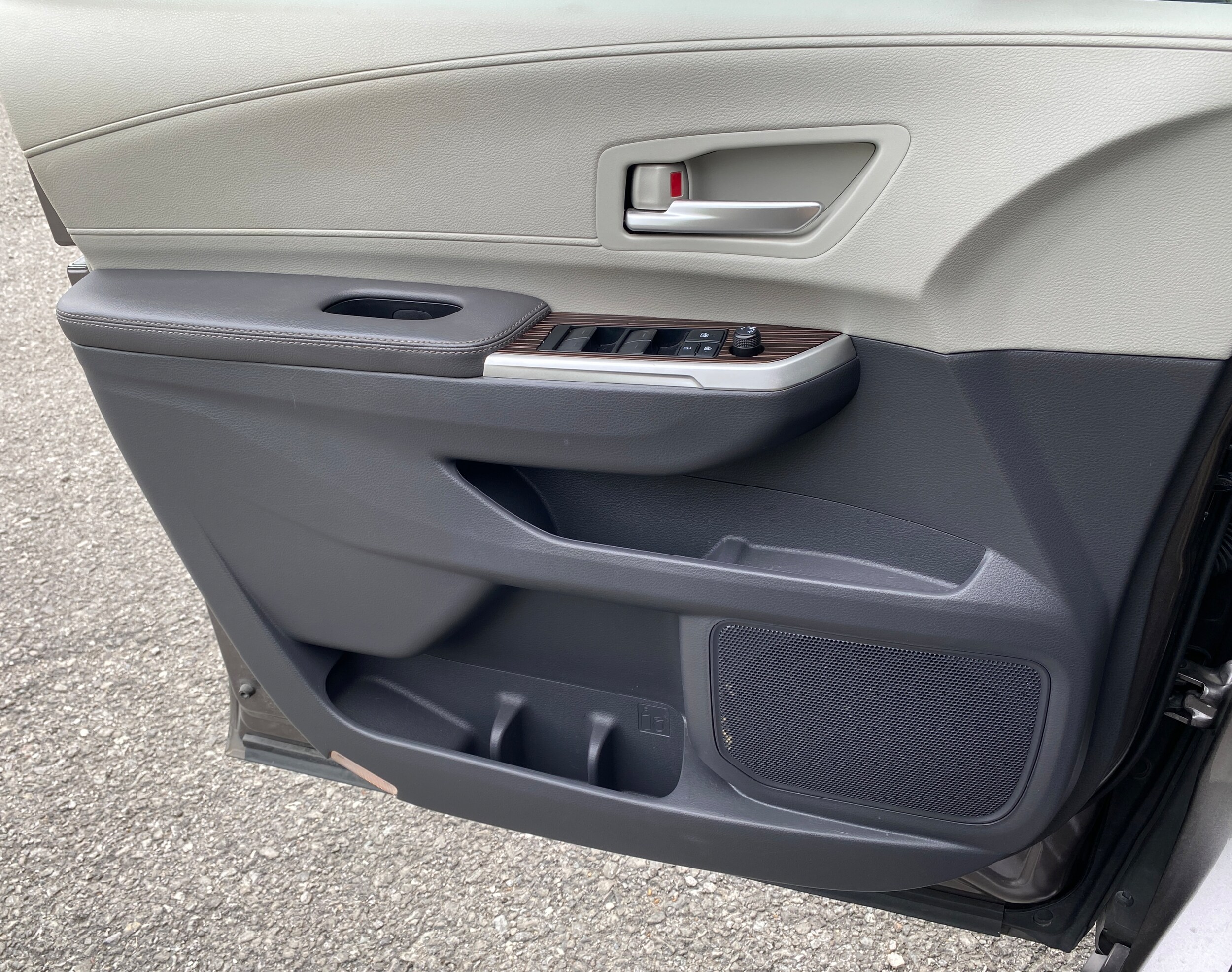 2022 Toyota Sienna XLE photo 3