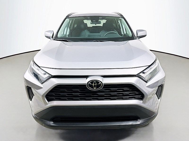 2022 Toyota RAV4 XLE photo 2