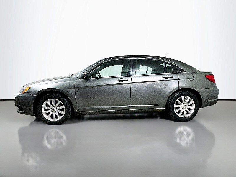 2013 Chrysler 200 Touring photo 2