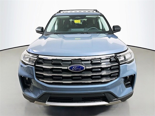2025 Ford Explorer photo 2