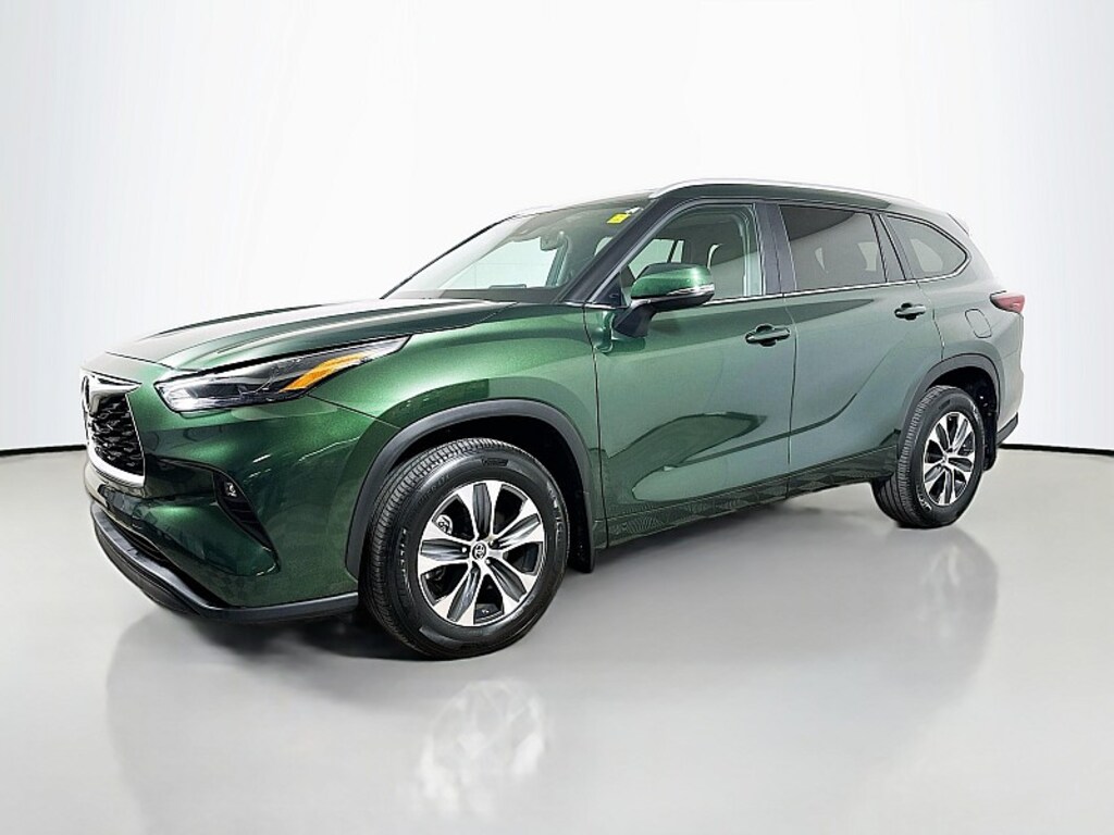 Used 2024 Toyota Highlander XLE Compact SUV