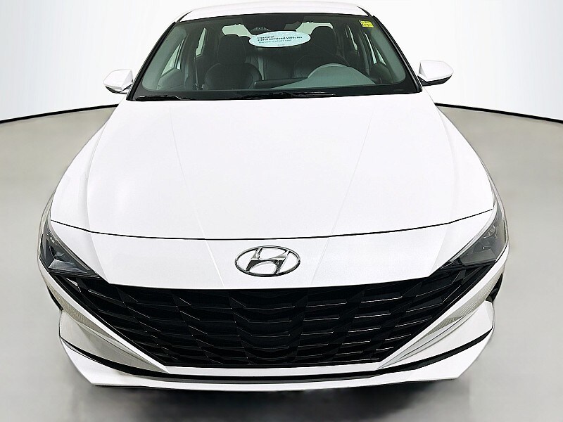 2022 Hyundai Elantra SEL photo 2