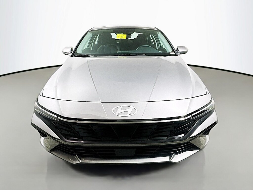 Used 2025 Hyundai Elantra SEL Convenience Mid-Size Car