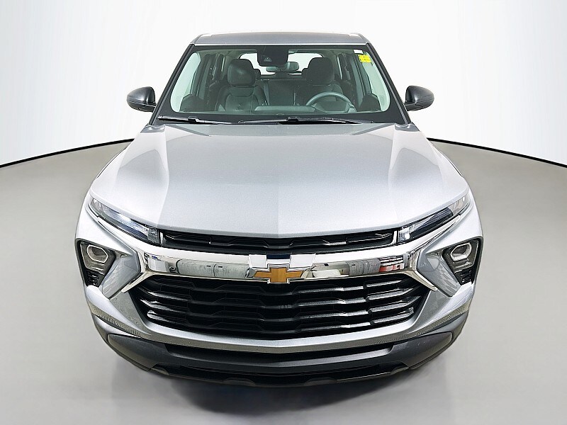 2024 Chevrolet Trailblazer LS photo 2