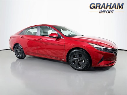 2022 Hyundai Elantra SEL Mid-Size Car