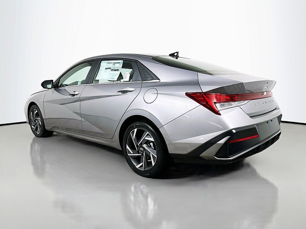 Used 2025 Hyundai Elantra SEL Convenience Mid-Size Car