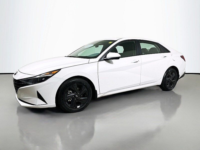 2022 Hyundai Elantra SEL photo 3