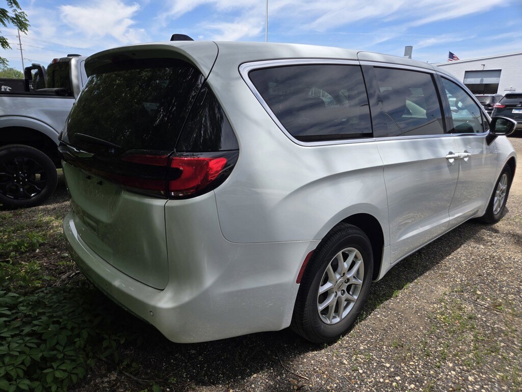 Used 2023 Chrysler Pacifica Touring L Van Passenger Van