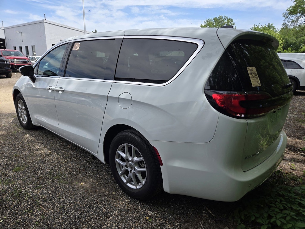 Used 2023 Chrysler Pacifica Touring L Van Passenger Van