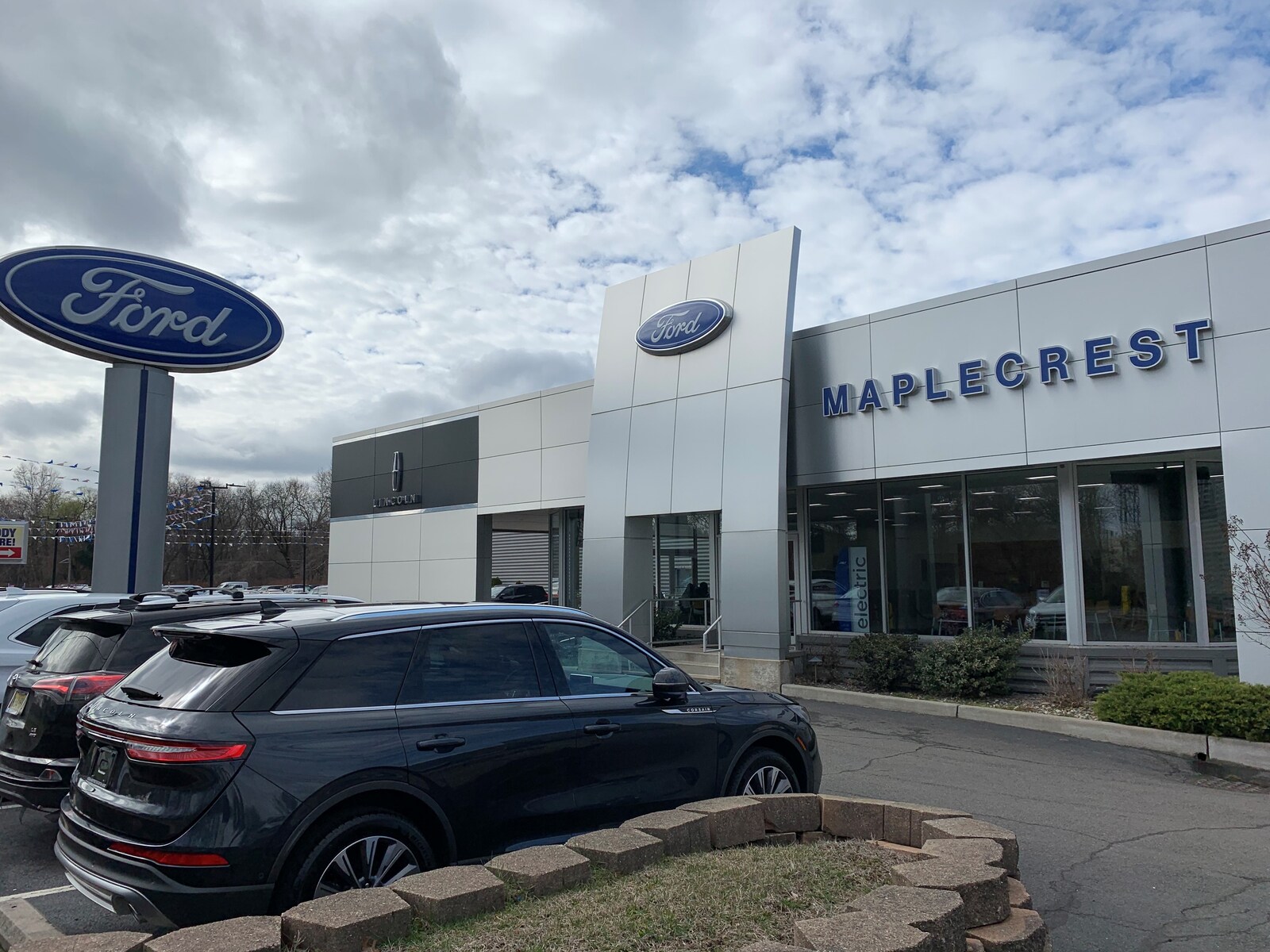 New and Preowned Ford and Lincoln dealership in Vauxhall Maplecrest Ford Lincoln
