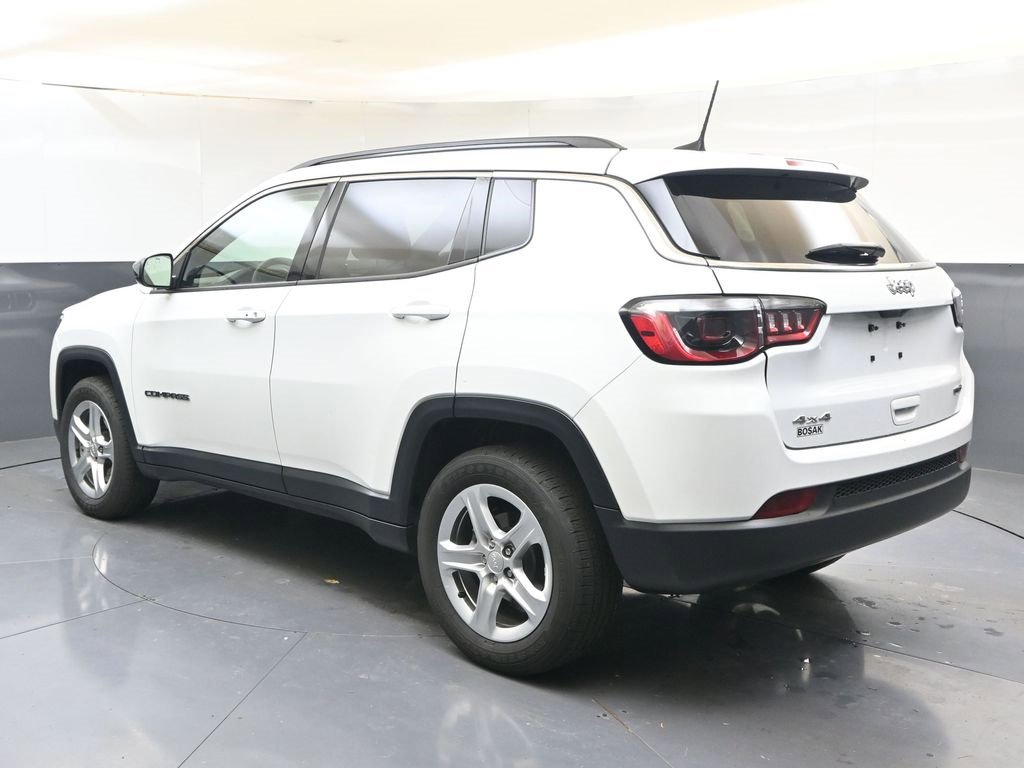 2023 Jeep Compass Latitude photo 3