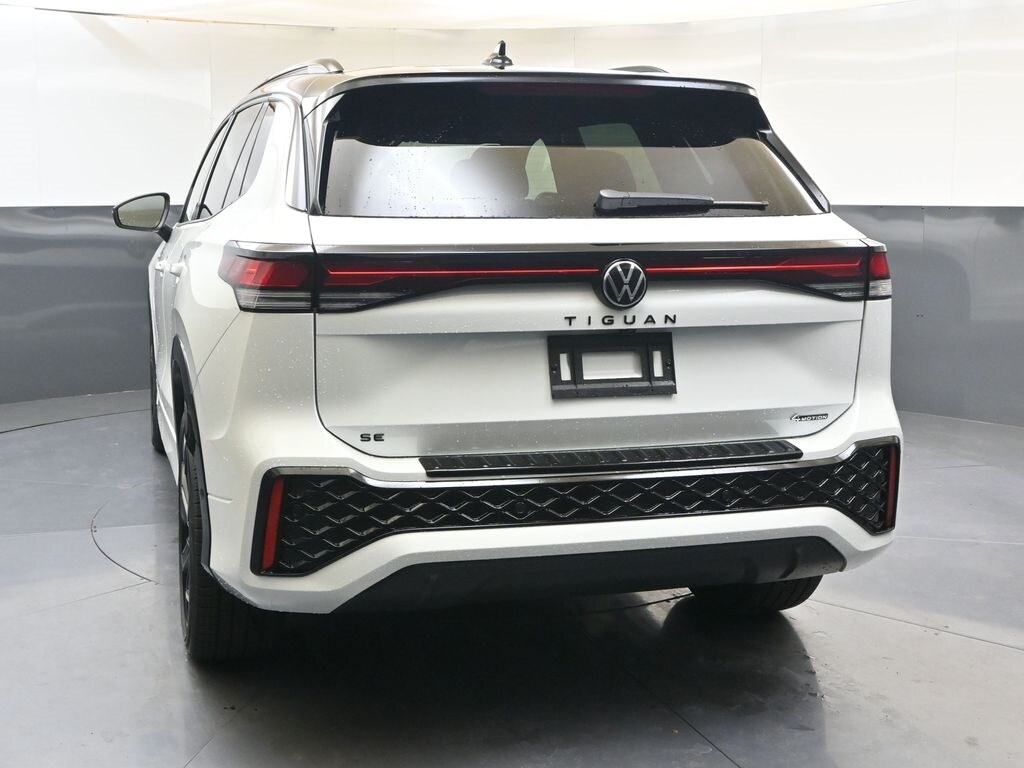 2026 Volkswagen Tiguan SE R-Line Black photo 3