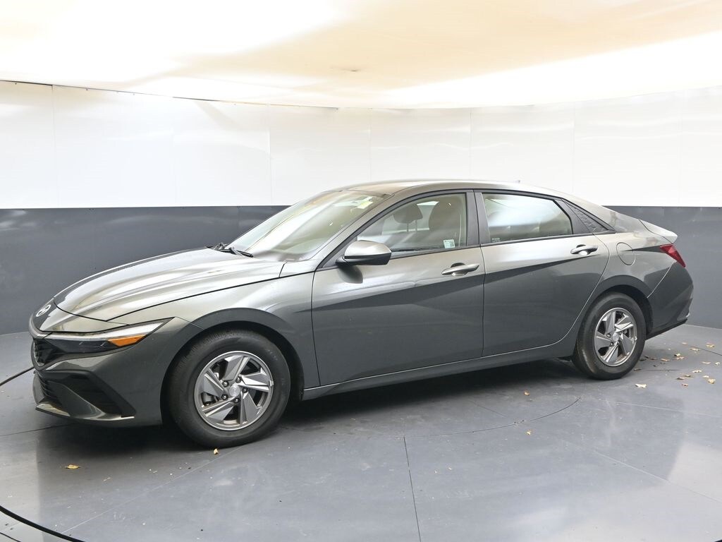 Used 2025 Hyundai Elantra SE Sedan
