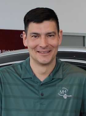 Staff member Che Lopez from 010476755480