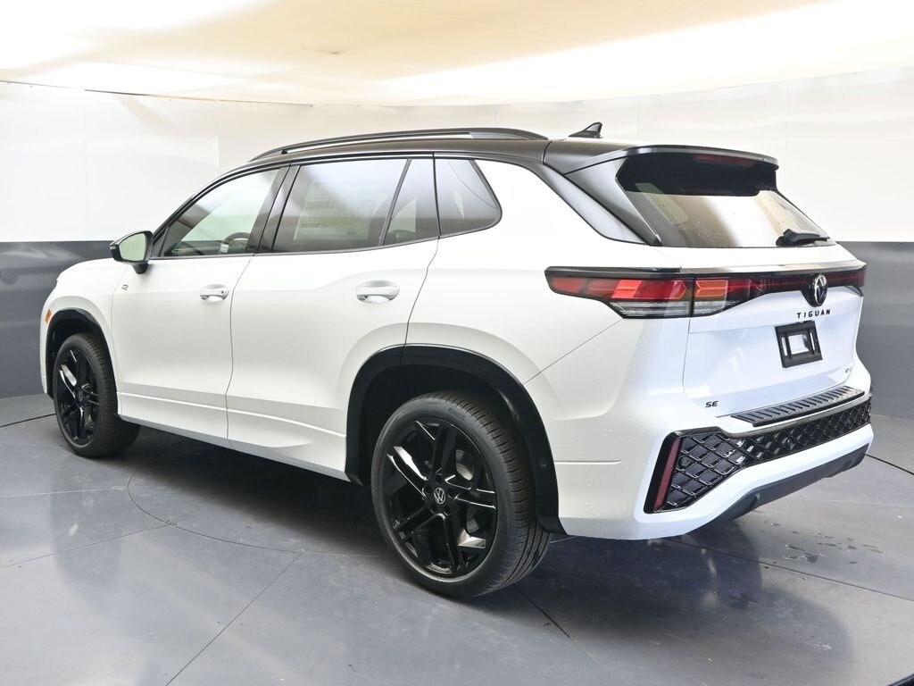 2026 Volkswagen Tiguan SE R-Line Black photo 2