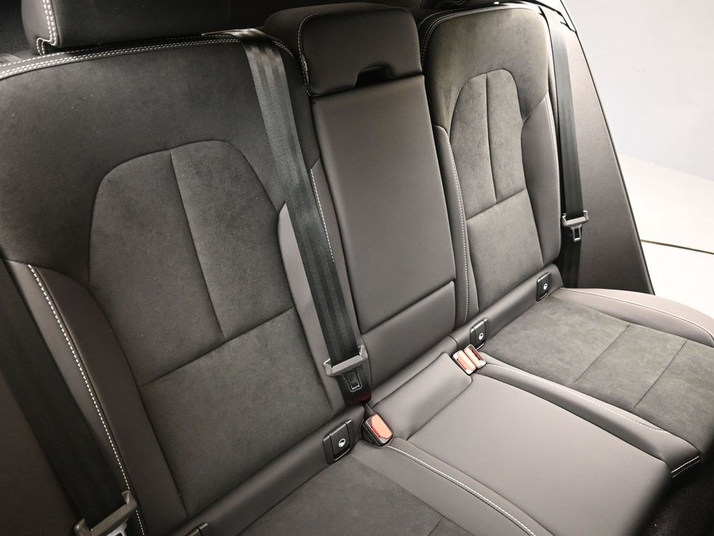 2026 Volvo XC40 Ultra Black Edition - Photo 16