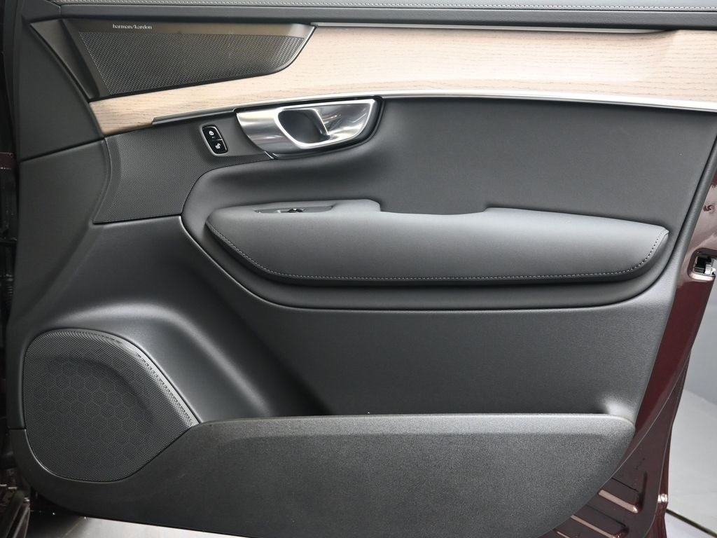 2026 Volvo XC90 Plus - Photo 11