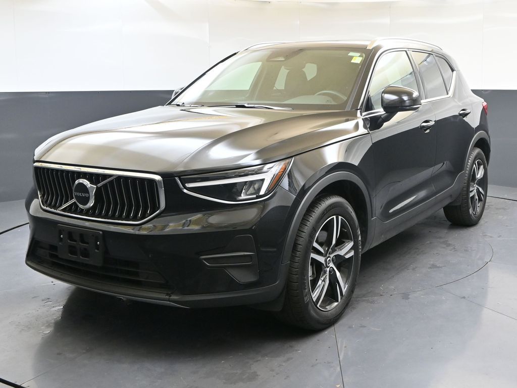 2025 Volvo XC40 SUV 
