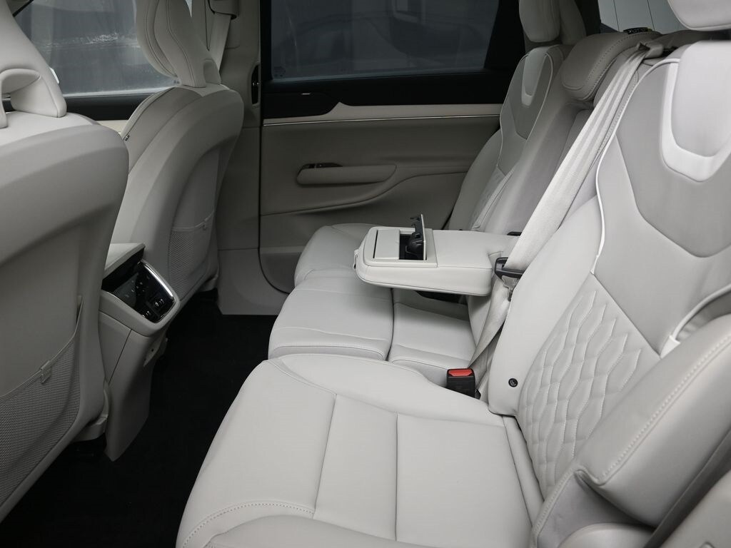2025 Volvo EX90 Ultra - Photo 19
