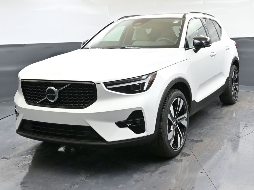 2025 Volvo XC40 SUV 