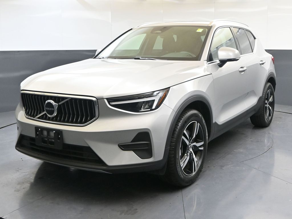 2025 Volvo XC40 SUV 