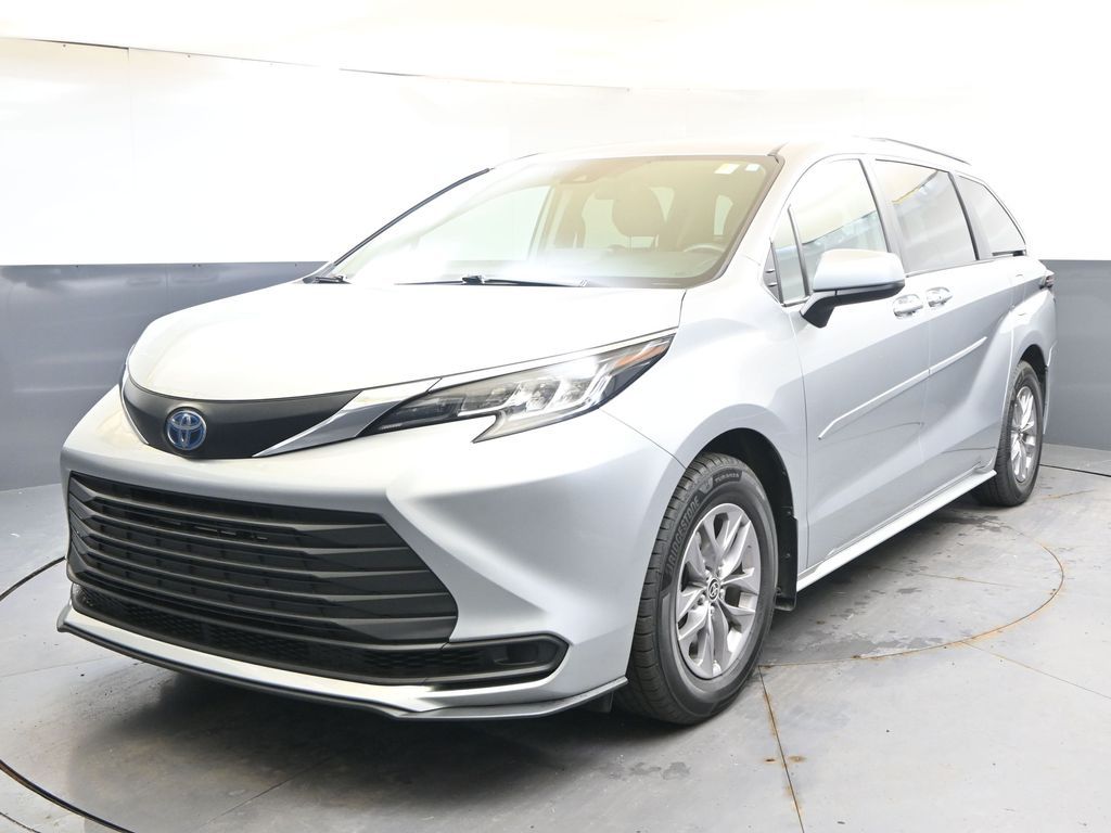 2022 Toyota Sienna LE