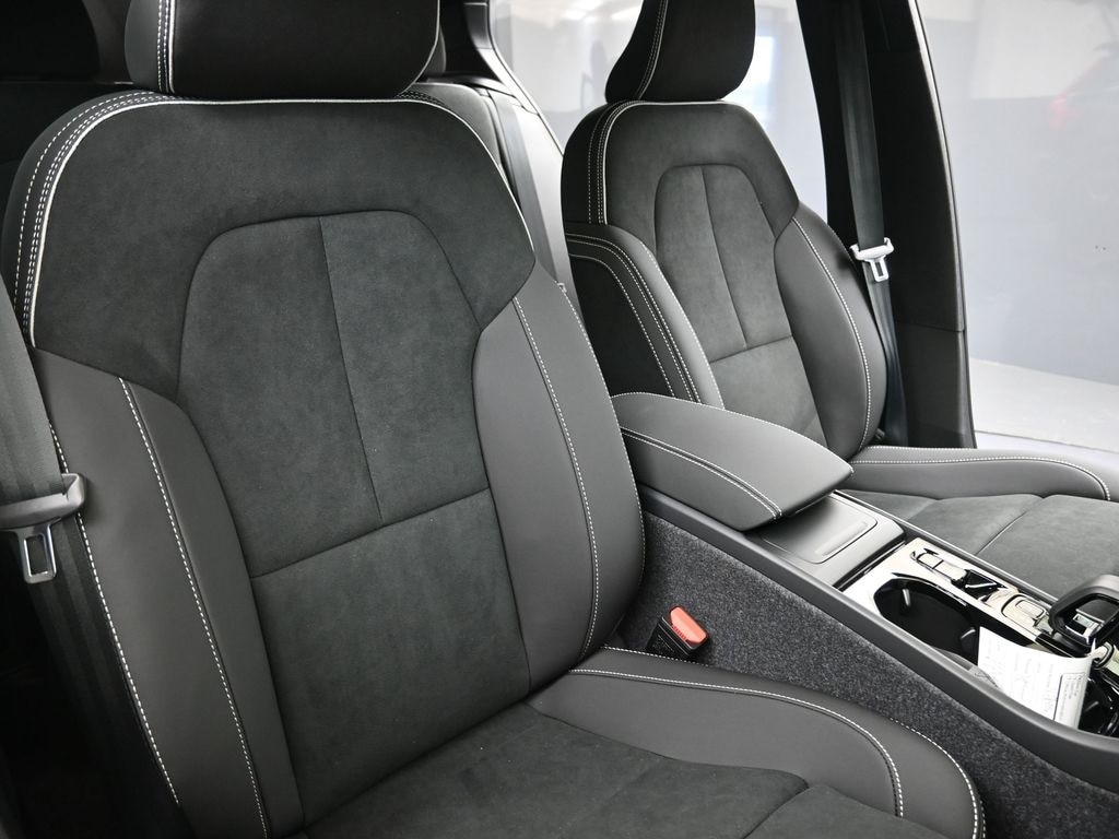 2026 Volvo XC40 Ultra Black Edition - Photo 13
