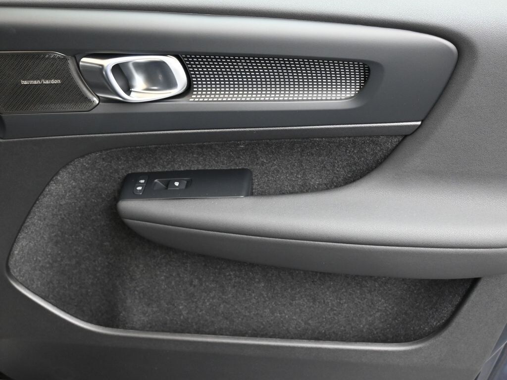 2026 Volvo XC40 Ultra Black Edition - Photo 11