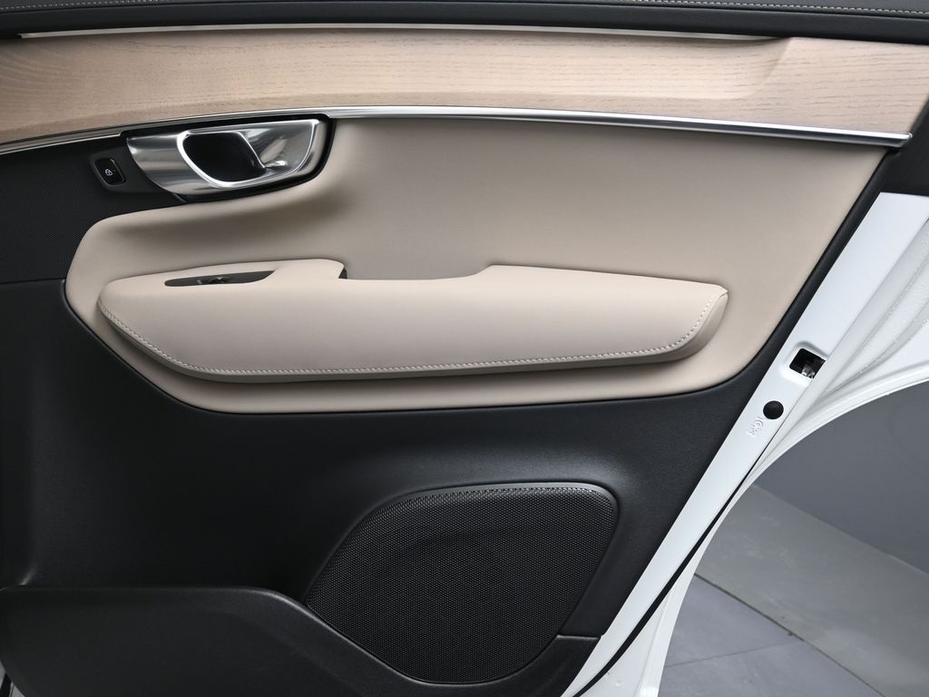 2026 Volvo XC90 Plus - Photo 14