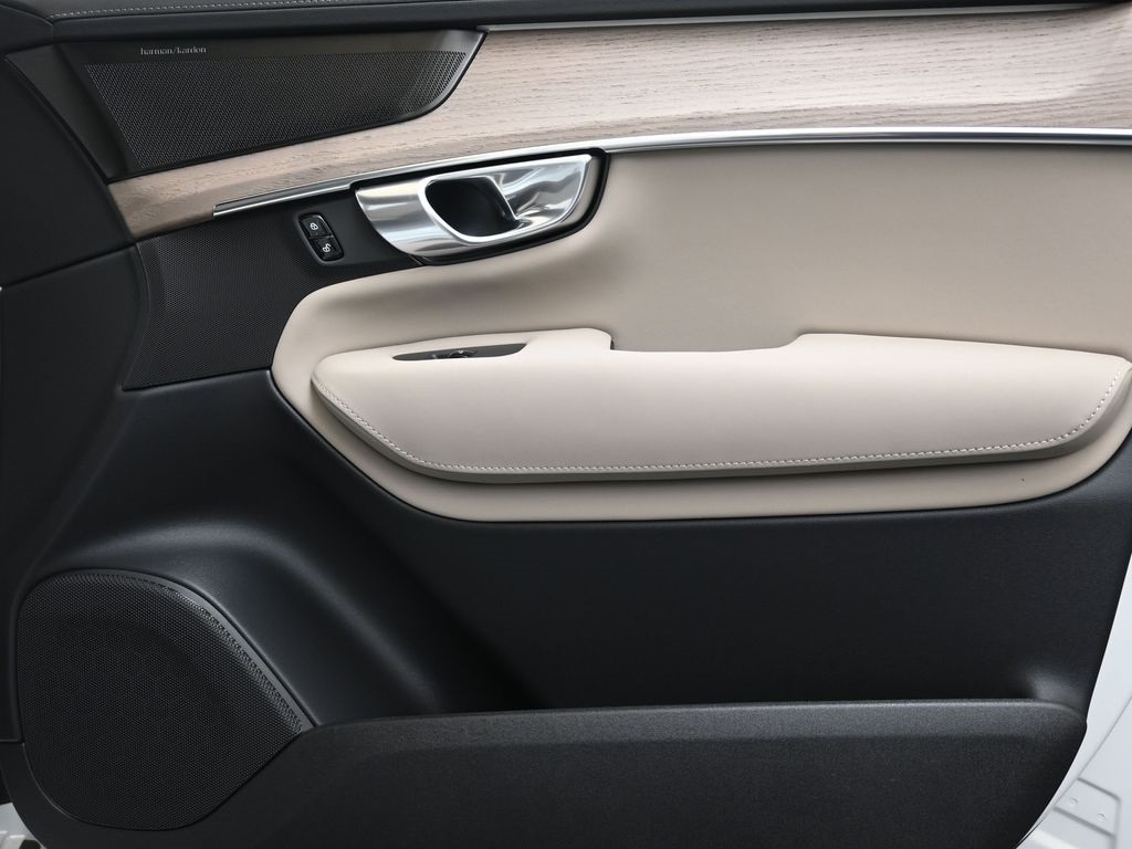 2026 Volvo XC90 Plus - Photo 11