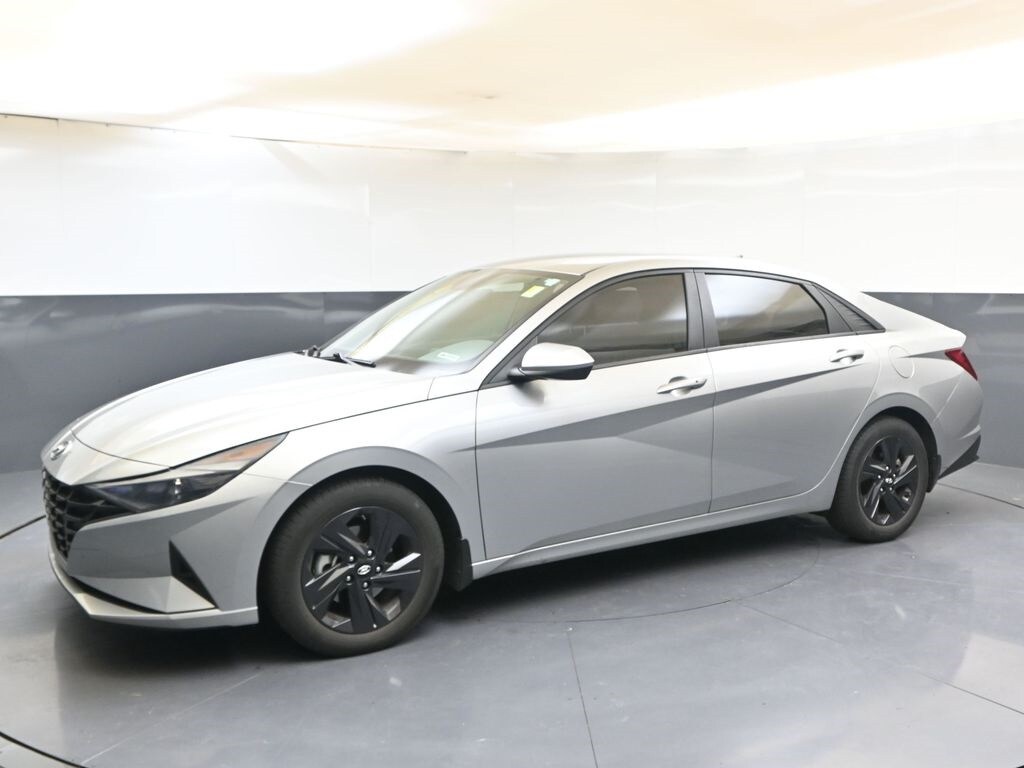 2022 Hyundai Elantra SEL Convenience photo 2