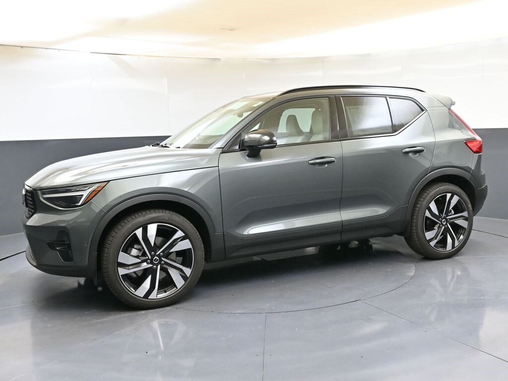 2026 Volvo XC40 photo 2