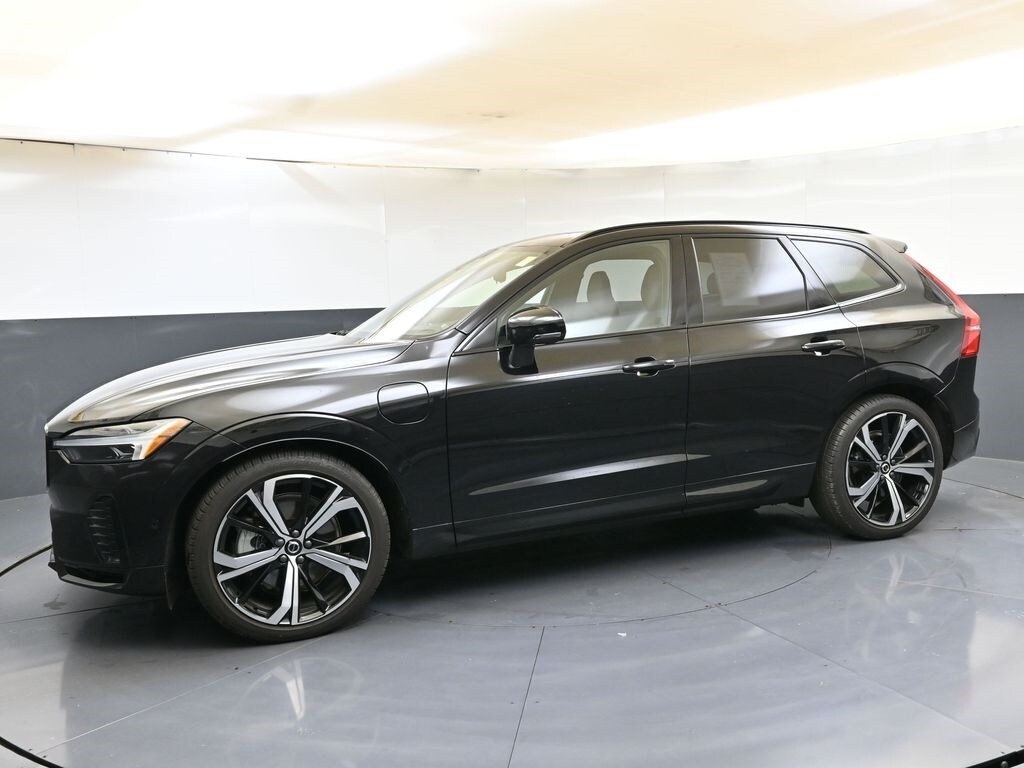 2025 Volvo XC60 T8 photo 2