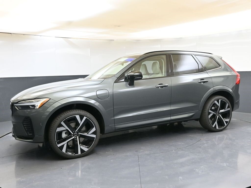 2026 Volvo XC60 T8 photo 2